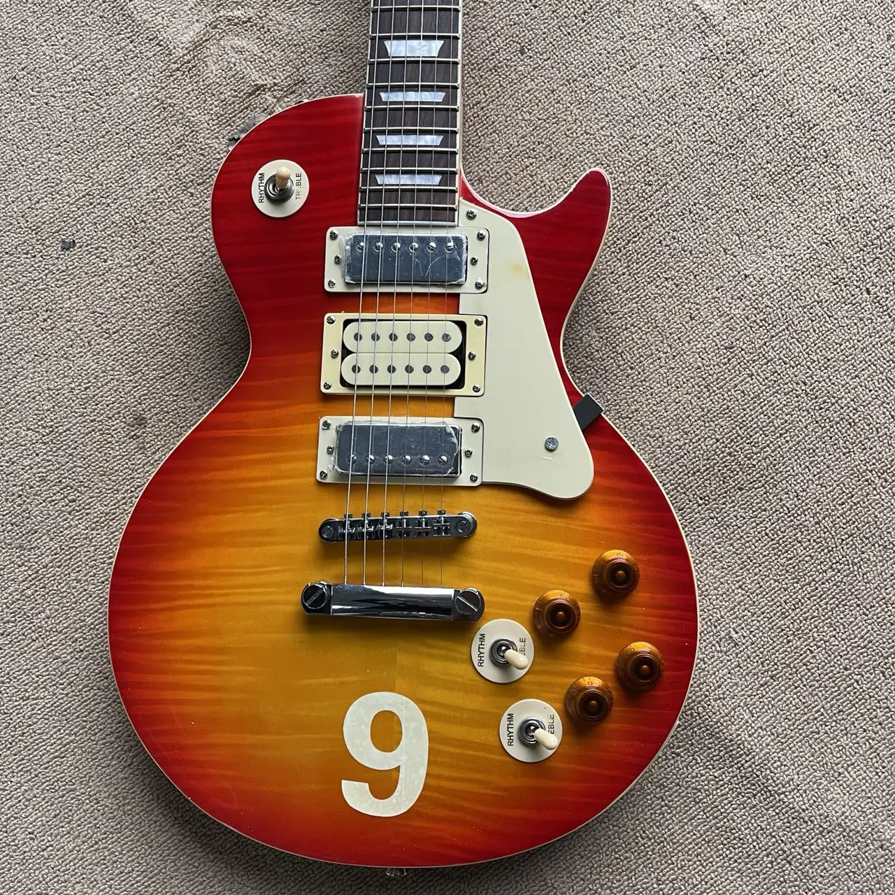 

LP all-in-one electric guitar, tomato color tiger pattern veneer mahogany body, 3 pickups, LP string bridge, rosewood fingerboar