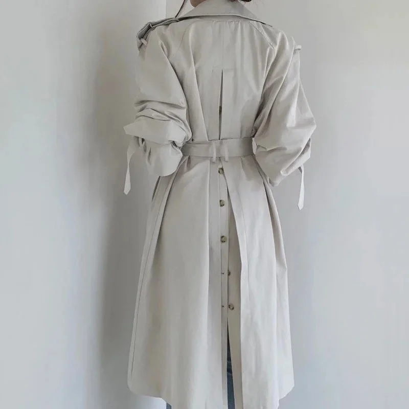 Корейская ветровка средней длины с поясом женский дизайн разрезом на спине и