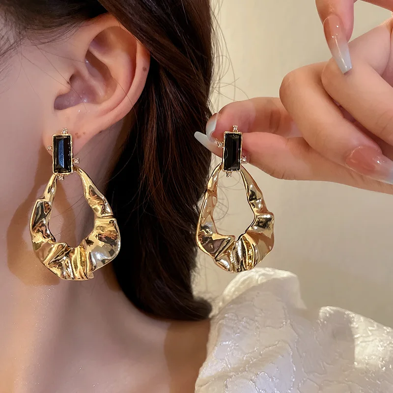 

Senior sense light luxury irregular metal earrings temperament goddess fan design sense exaggerated retro geometric studs