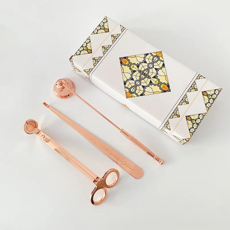 Набор из 4 предметов: огнетушитель, колокол, свеча с запахом, инструменты для подрезания фитиля и подставка для них.