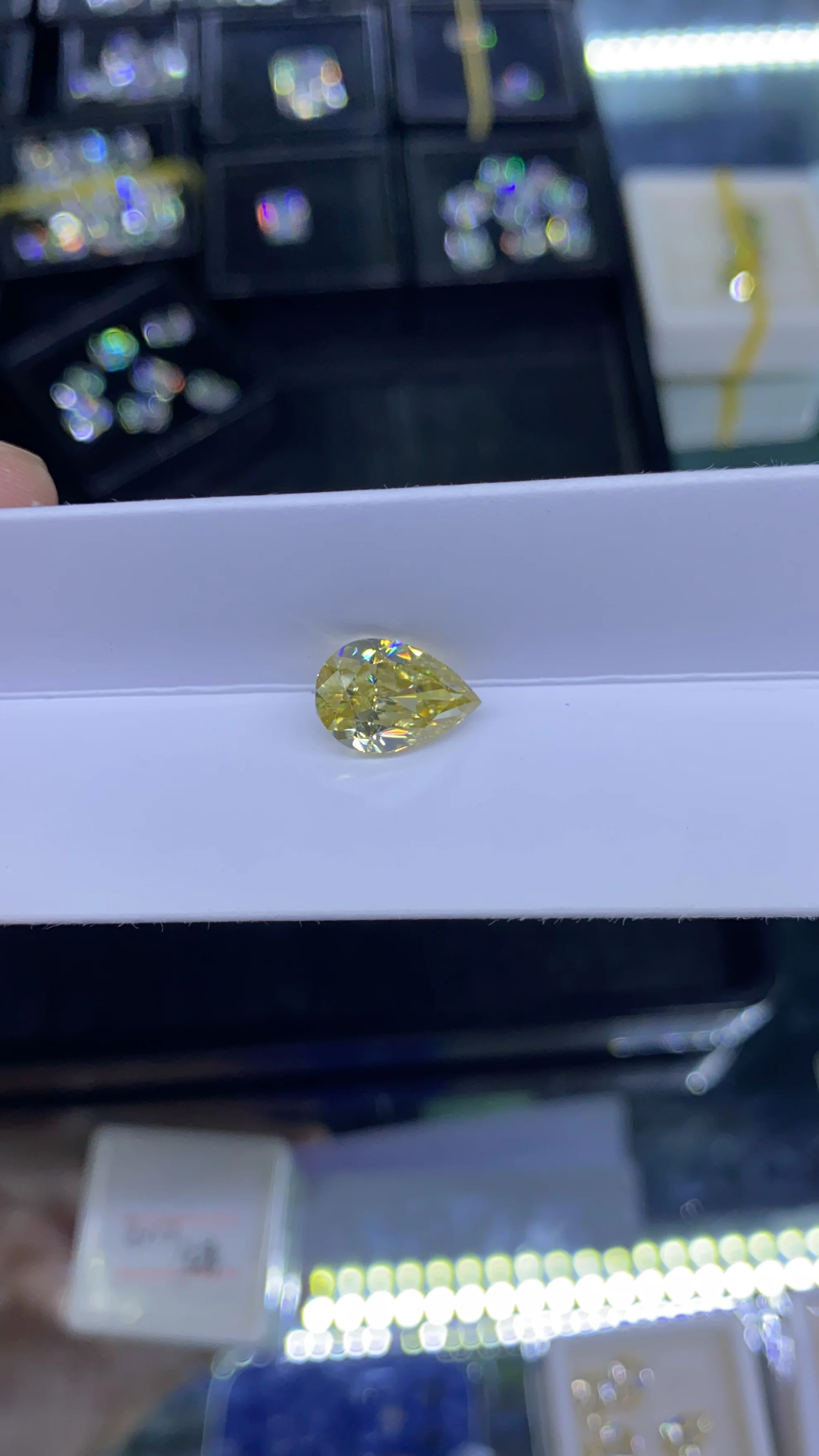 

Holycome Moissanite Crushed Ice Pear Cut GRA Certificated Yellow VVS1 OEM ODM ORDER Synthetic Gemstone