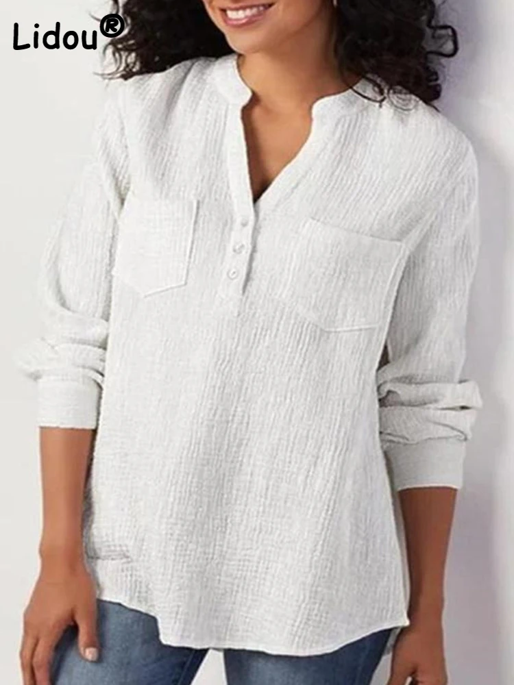 

Блузка женская однотонная на пуговицах с карманами и V-образным вырезом