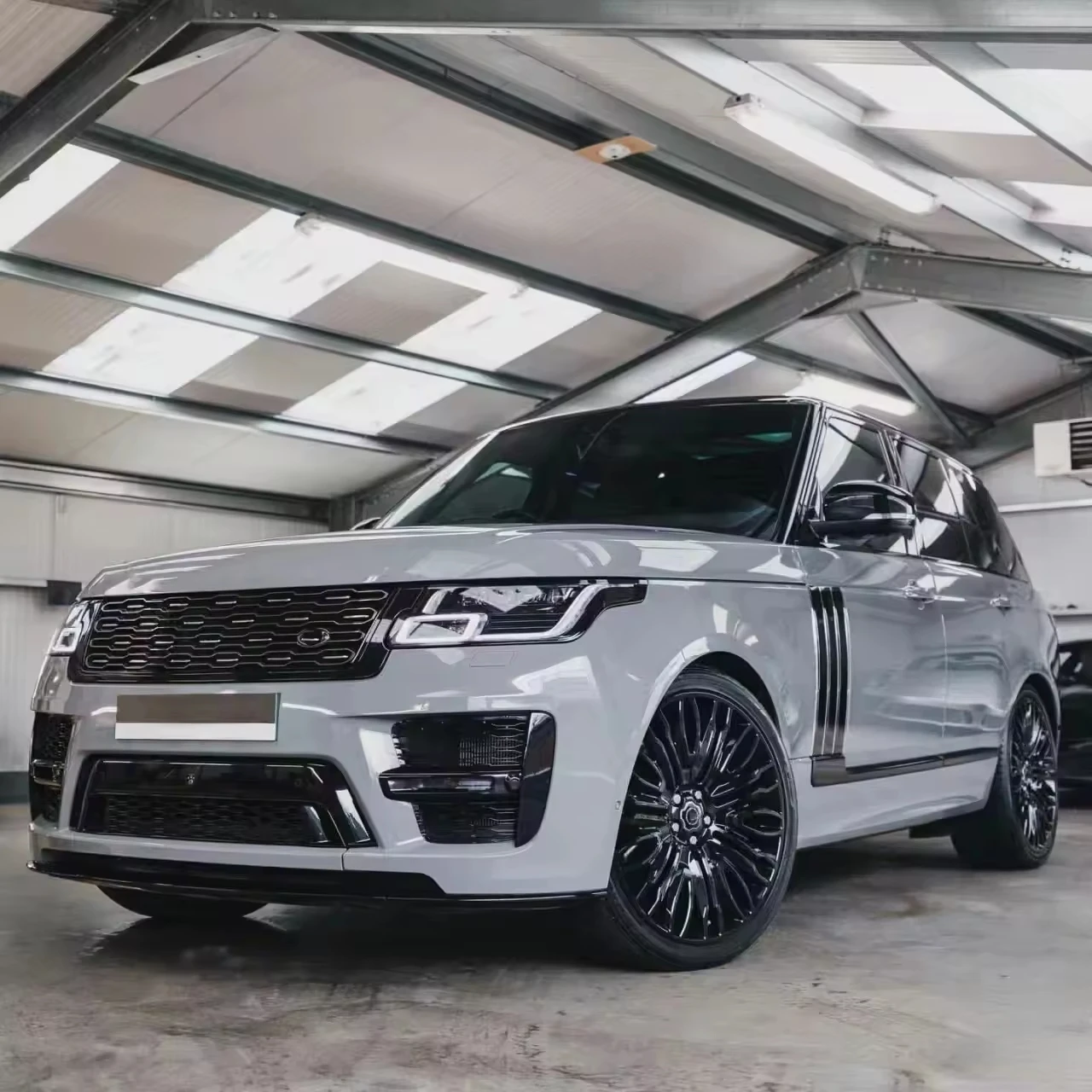 Фото Комплект обвесов для Range Rover I405 (2018-2020): решетка радиатора, передний и задний бамперы, боковые пороги, обновление до стиля Vogue SVO №4