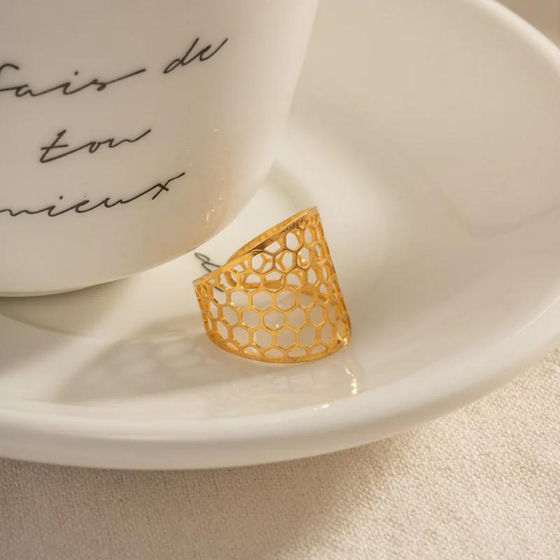 Уникальные геометрические широкие кольца ALLNEWME с перфорацией в виде сот золотого