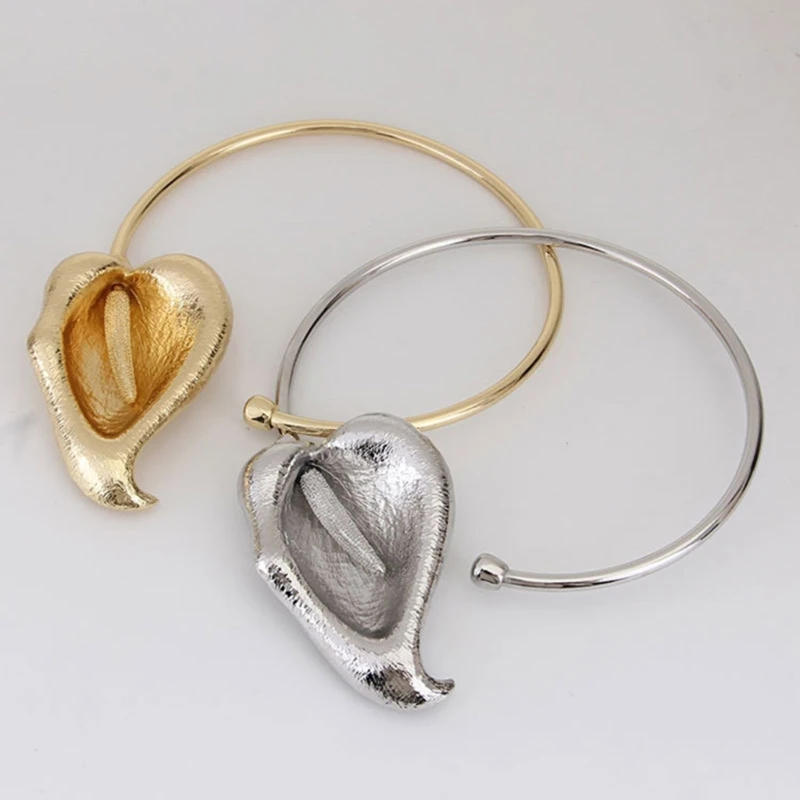 Плиссированное металлическое ожерелье с цветком