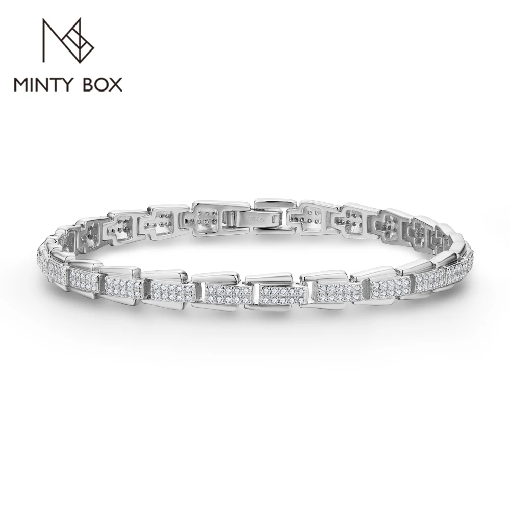 Женский браслет из серебра пробы с муассанитом