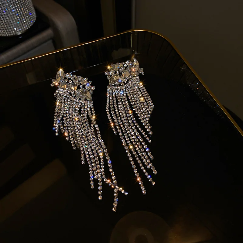 

Женские серьги с серебряной иглой и бриллиантами