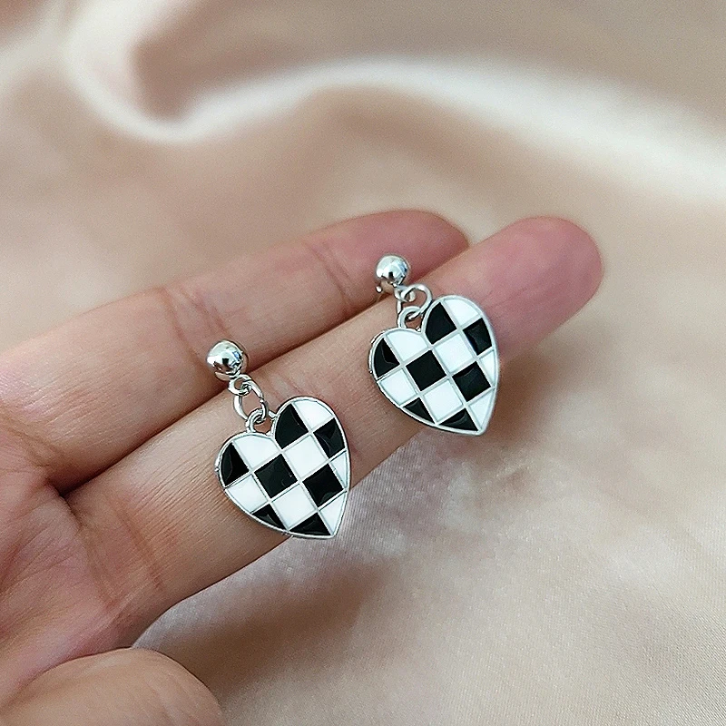 

Новинка подвеска в форме сердца черно-белые висячие серьги-подвески в стиле панк на хрящевой основе ювелирные изделия для крутых женщин дев...