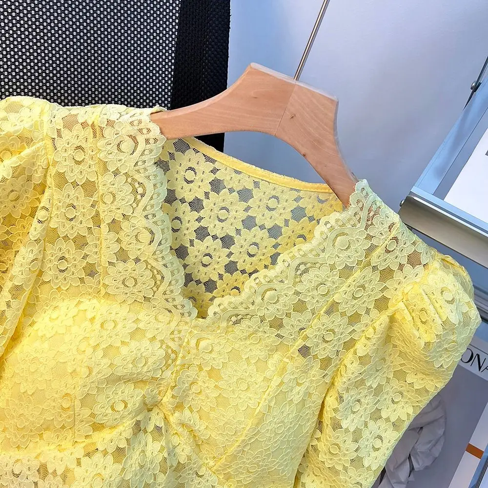 Camiseta de encaje con cuello en V para mujer Top punto a la moda nicho y temamento versatil 2024