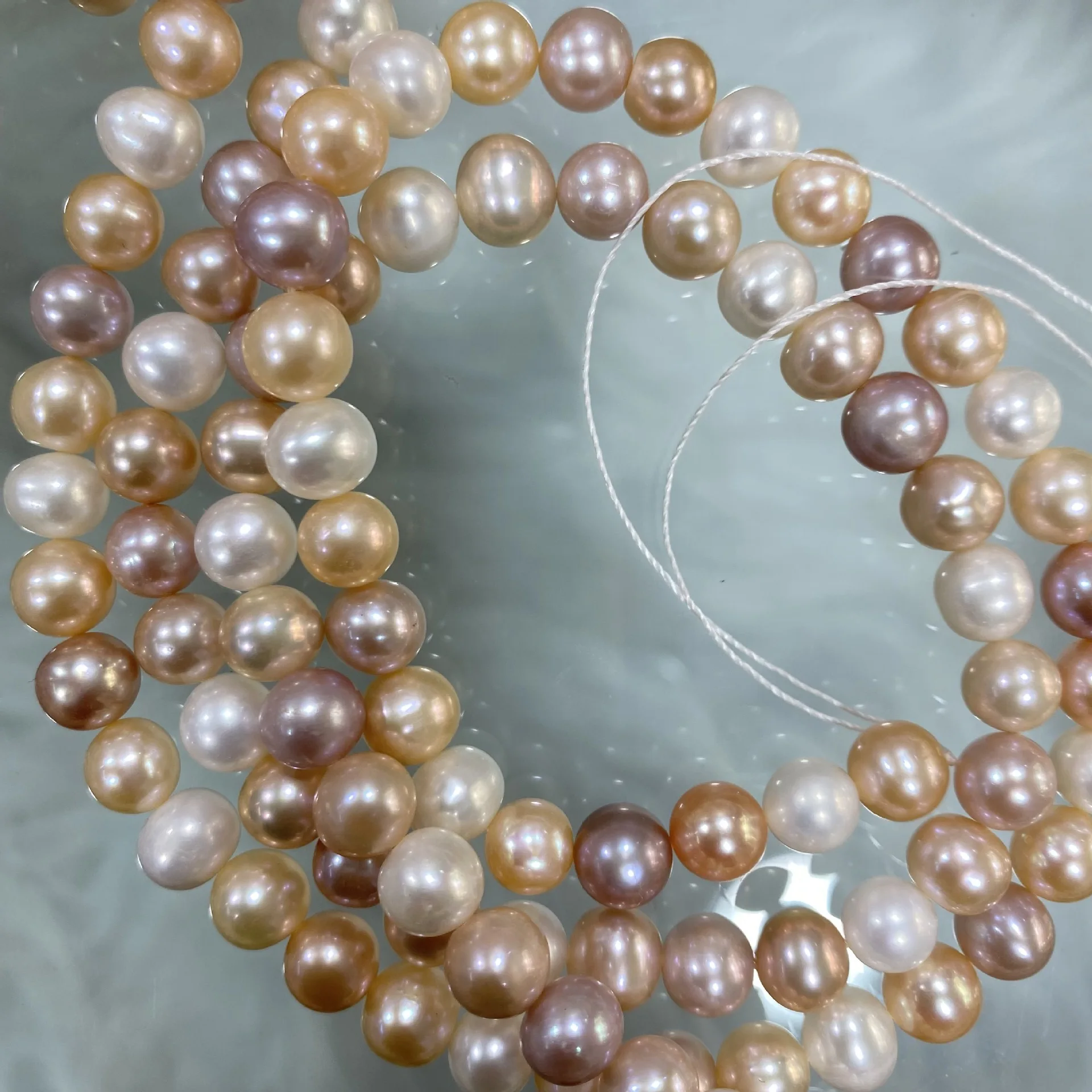 Натуральный жемчуг 8-9 мм смешанные цвета почти круглые слегка цветочная кожа