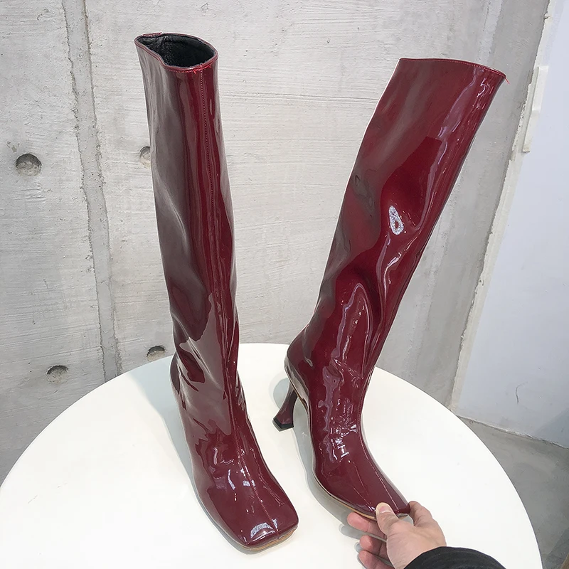 

Женские сапоги из лакированной кожи, темно-красные сапоги до колена, на молнии, с квадратным носком, на тонком высоком каблуке, в странном стиле, 2022