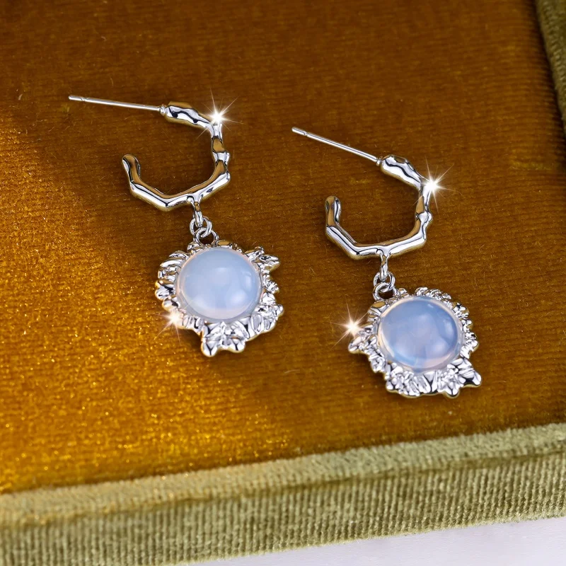Фото Новые серьги-подвески из белого камня в европейском и американском стиле 2026 года, аксессуары в стиле легкой роскоши с резным бортиком в ретро-стиле. №3