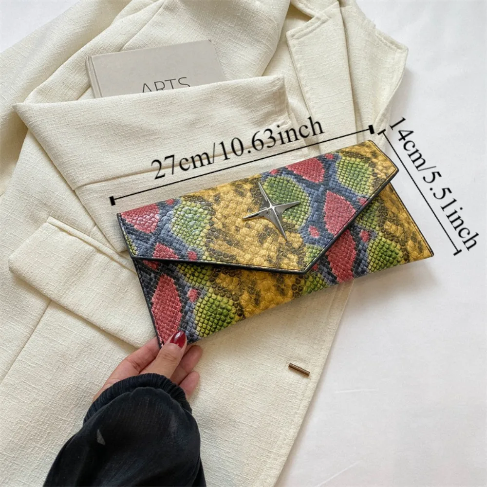 Цветная контрастная сумка-конверт со змеиным узором разноцветная женская