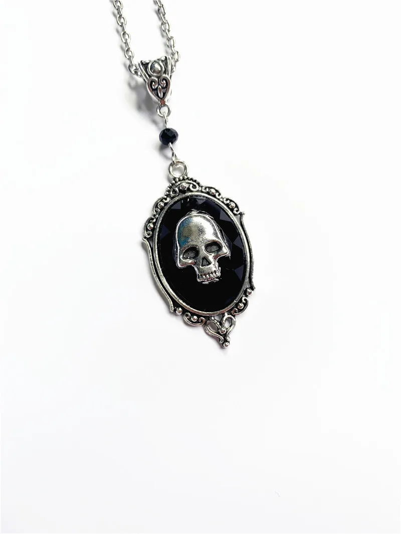 

New Hot Selling Rock Stage Band Punk Exaggerated Retro Alloy Men's and Women's Necklace Trumpet Skull Black Gemstone