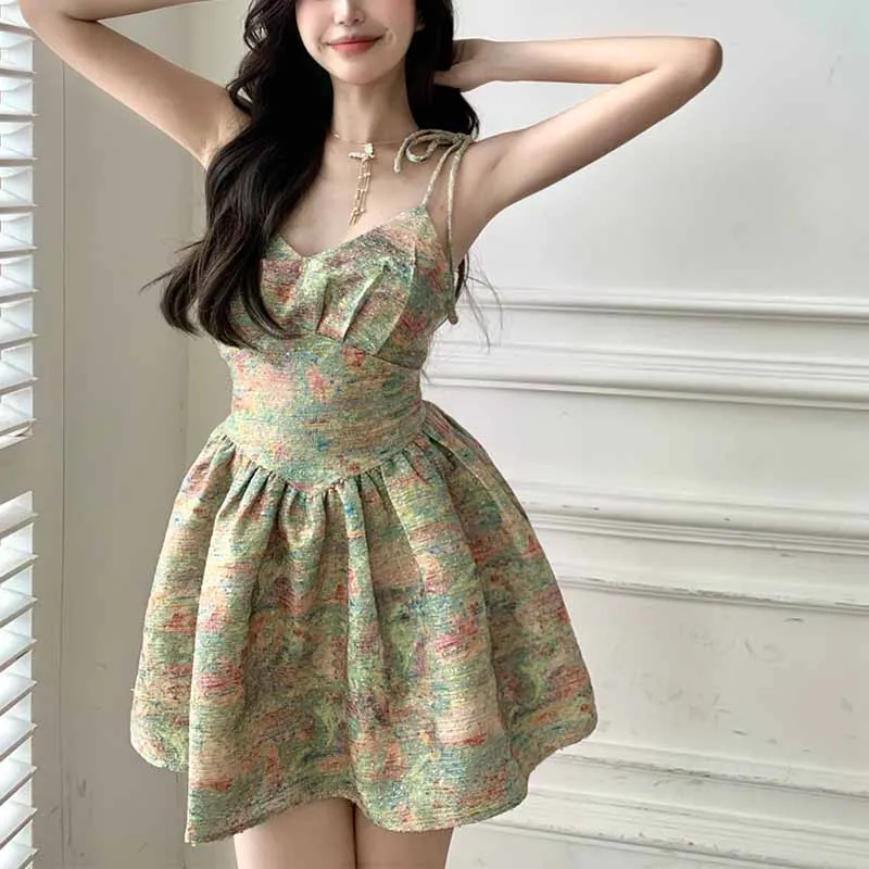 

Женское мини-платье с цветочным принтом и V-образным вырезом