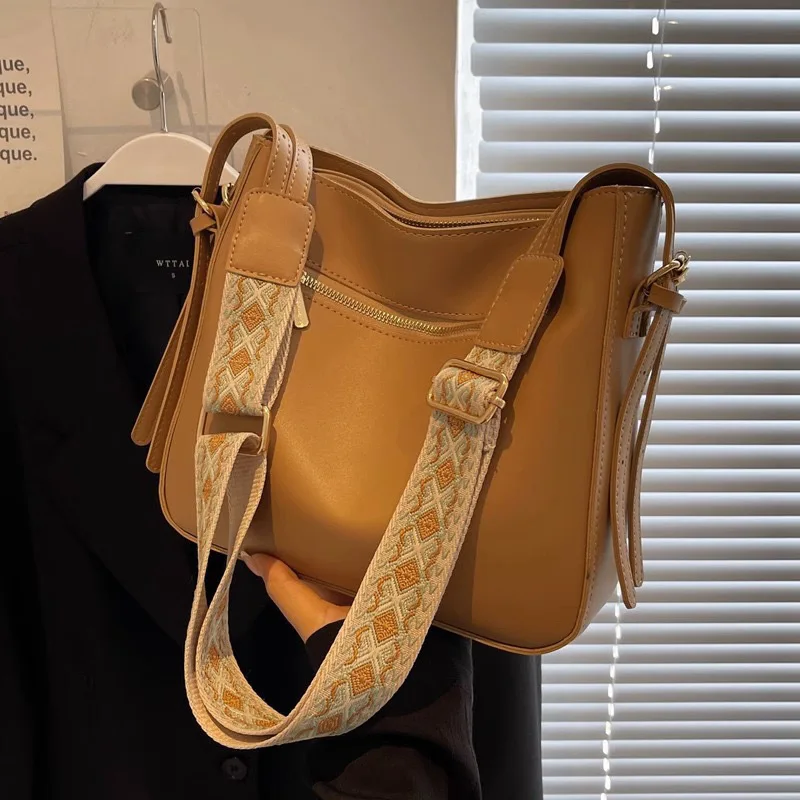 

2023 New Texture Women's Bag Large Capacity Commuter Bag Simple Student Crossbody Bag Casual Versatile Shoulder Bag Bucket Bag