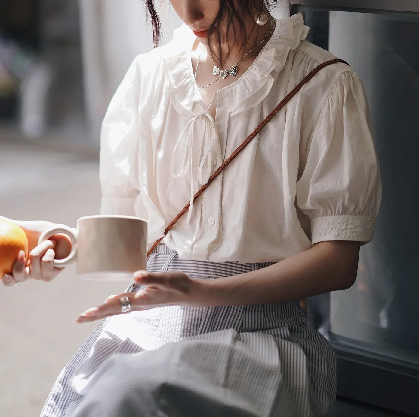 Винтажная элегантная вышитая хлопково-льняная блузка с пышными рукавами и