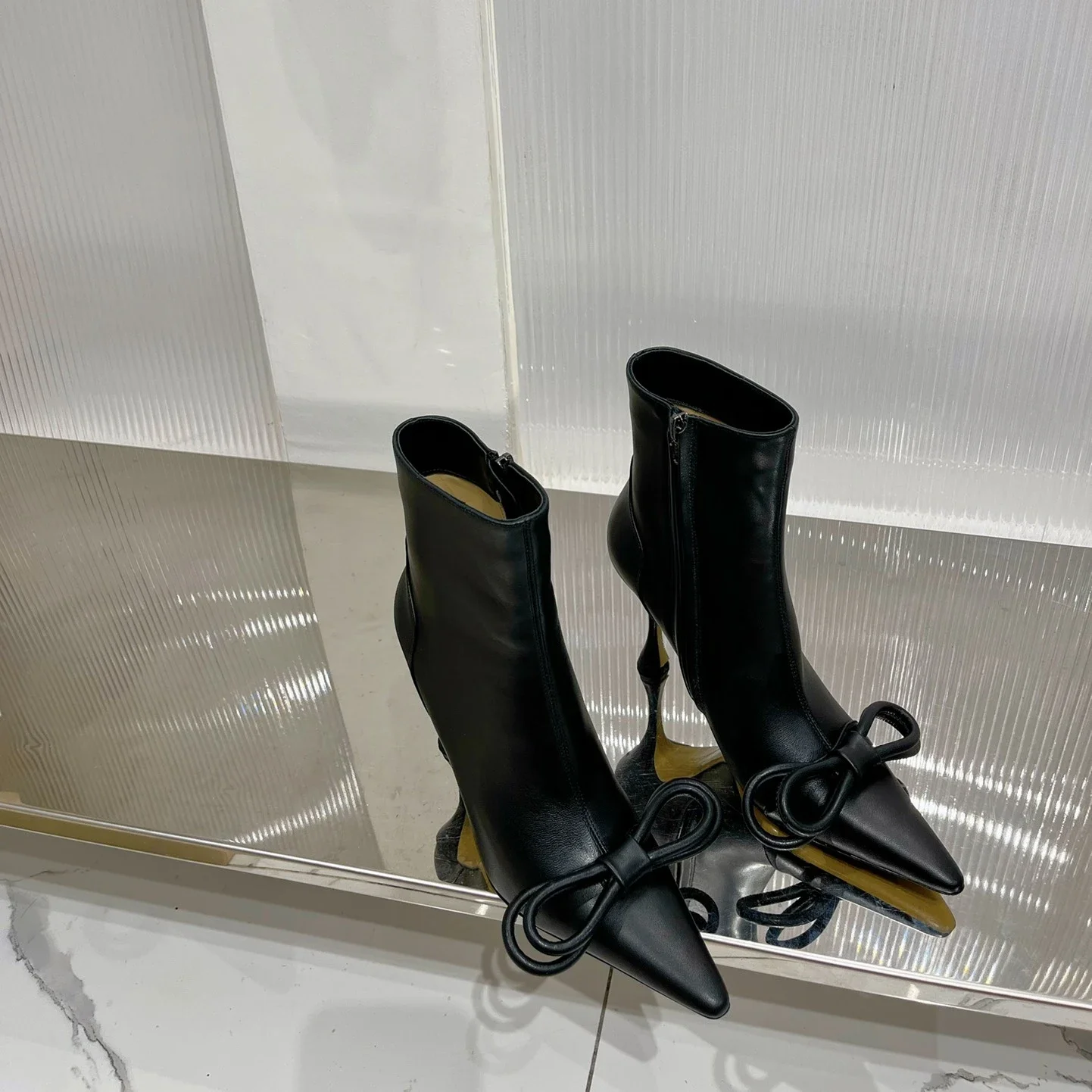 

Женские ботинки из натуральной кожи, ботильоны на очень высоком каблуке с бантом-бабочкой, дизайнерская обувь с острым носком