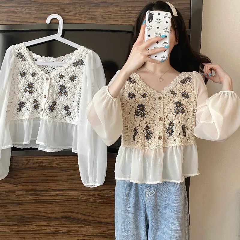 Spring and summer new Korean chiffon shirt design sense flower embroidery lantern sleeve lace blouse women's loose short top