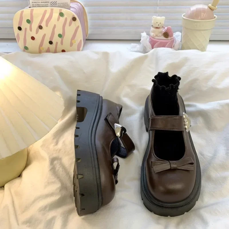 Женской обуви. Женские туфли Mary Janes на высоком каблуке и платформе. Повседневные