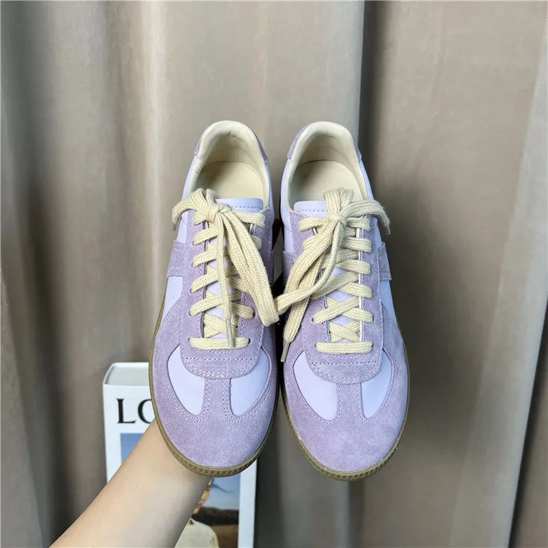 Женские кроссовки на плоской подошве