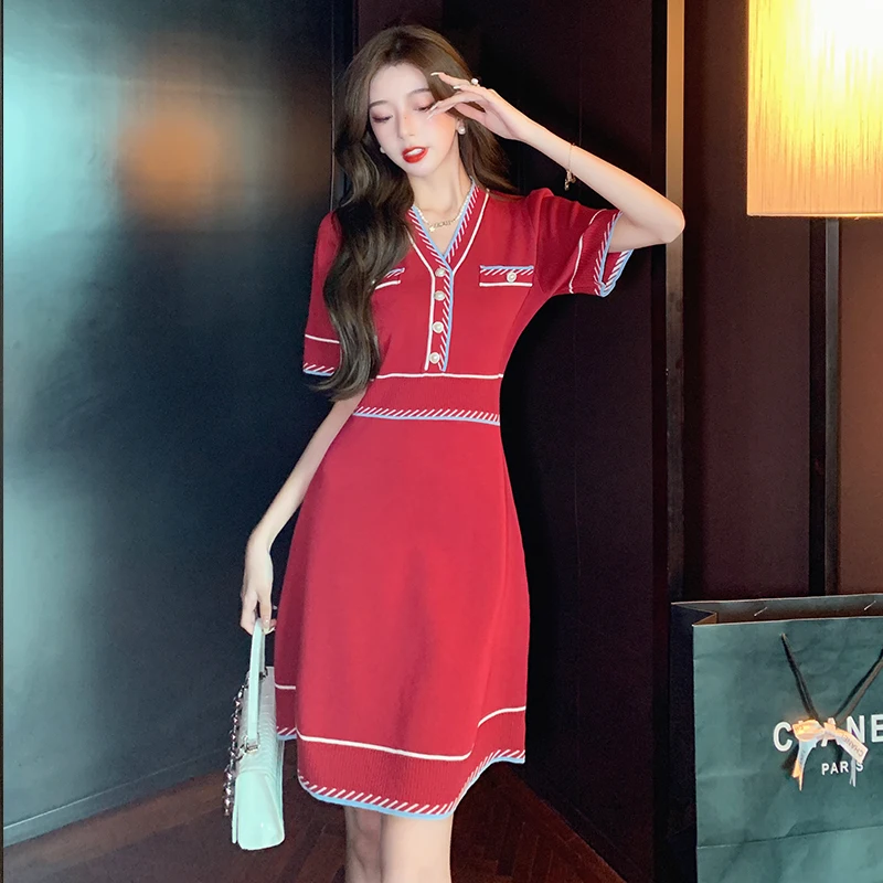 Платье женское трикотажное ТРАПЕЦИЕВИДНОЕ на пуговицах с V-образным вырезом -