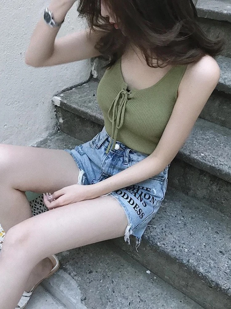 Женский трикотажный свитер со шнуровкой с открытой спиной |