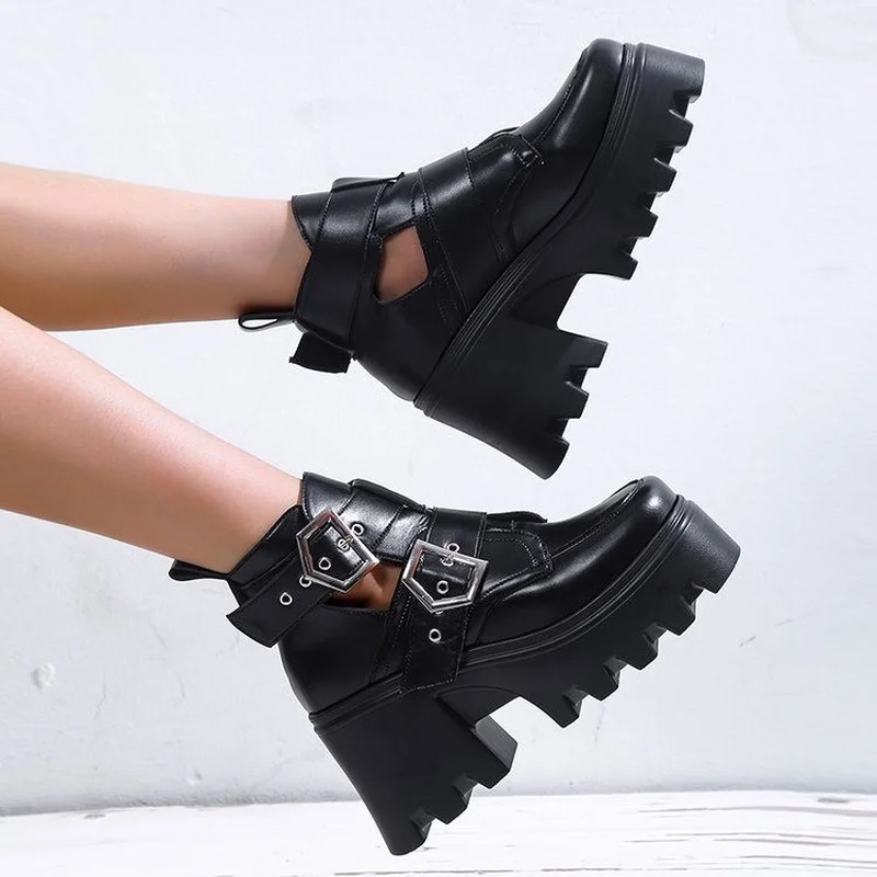 

Женские ботинки, металлическая кожа, каблук на платформе, черные готические короткие ботинки с ремешком на щиколотке и пряжкой, современные...