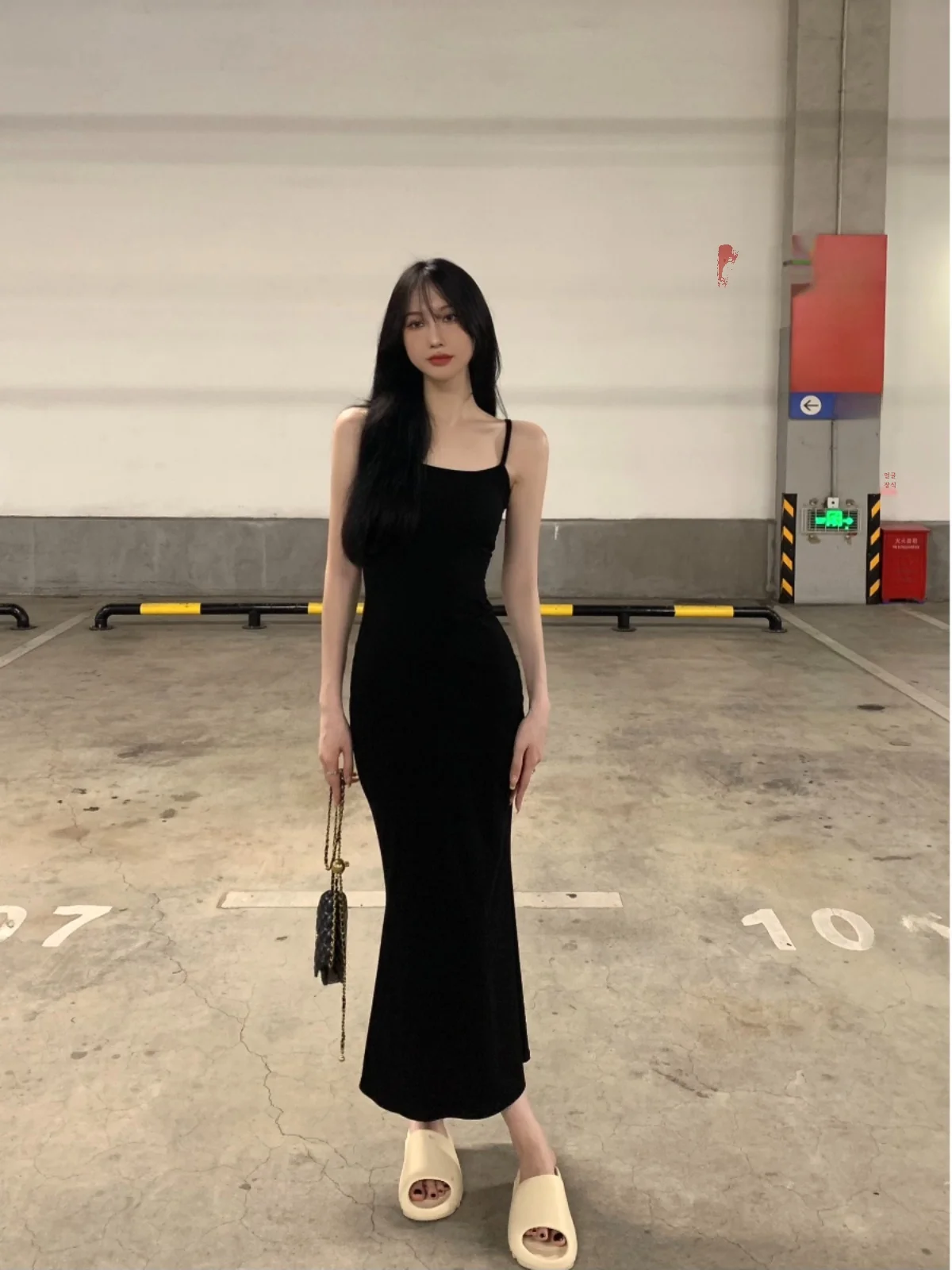 Женское облегающее платье-футляр на бретельках длинная юбка с разрезом в