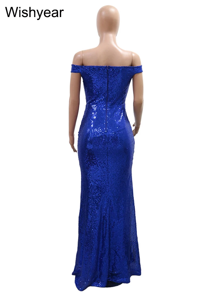 Вечернее платье с открытыми плечами и разрезом на шее