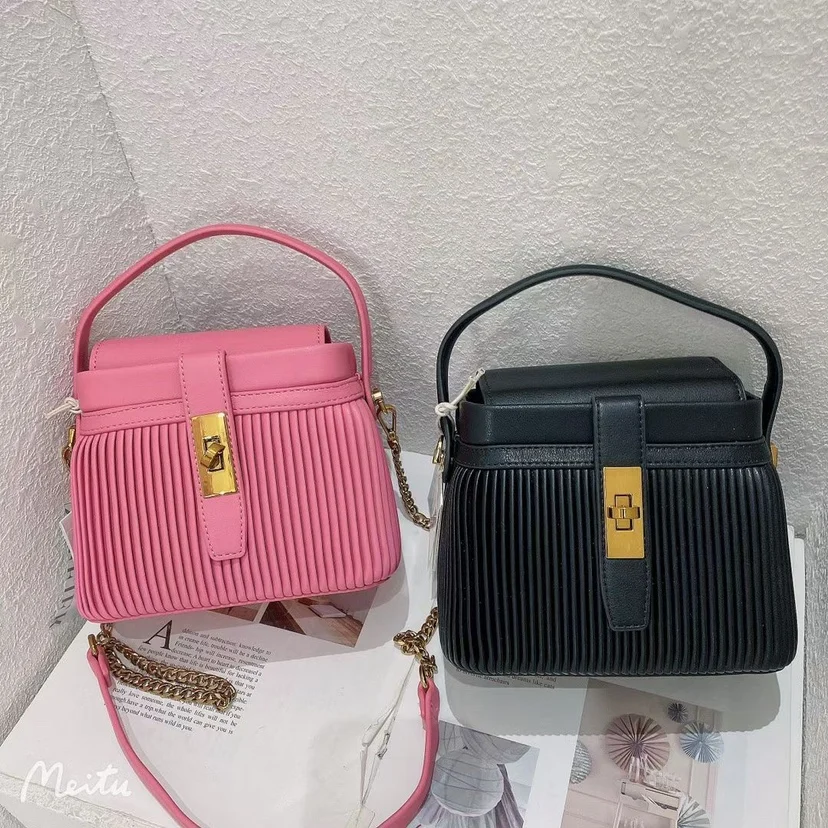 

2022 New Chain Portable Messenger Bag Temperament Fashion Underarm Bag Versatile Retro Personality Designer Handbag for Women