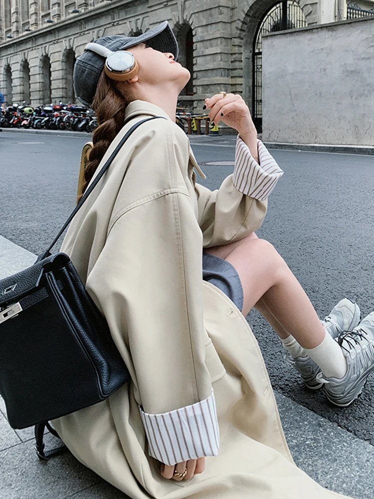 Популярный в этом году плащ цвета хаки. Верхняя одежда для женщин средней длины.