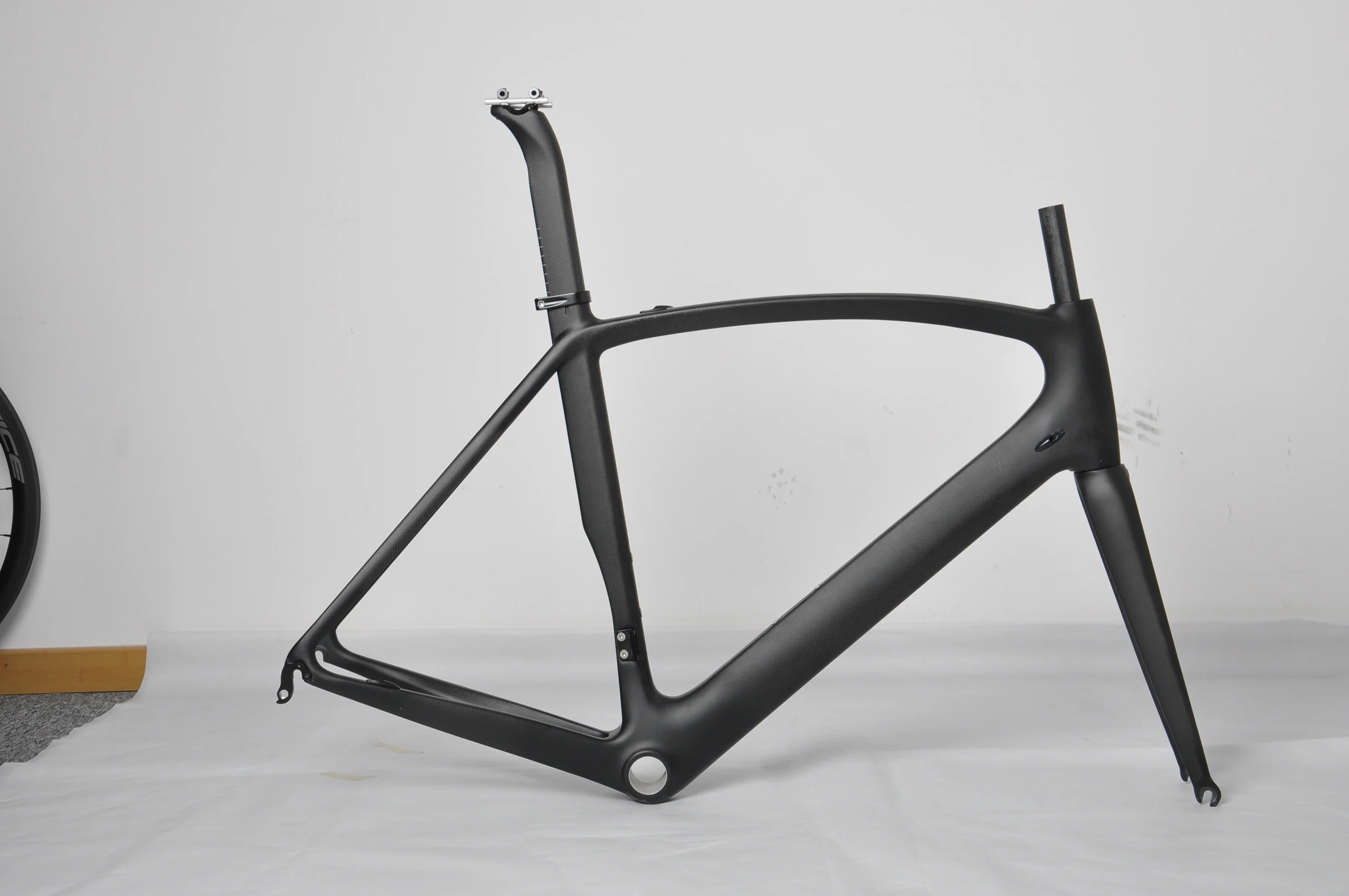 полностью карбоновая аэро дорожная рама с внутренним тросом шоссейного