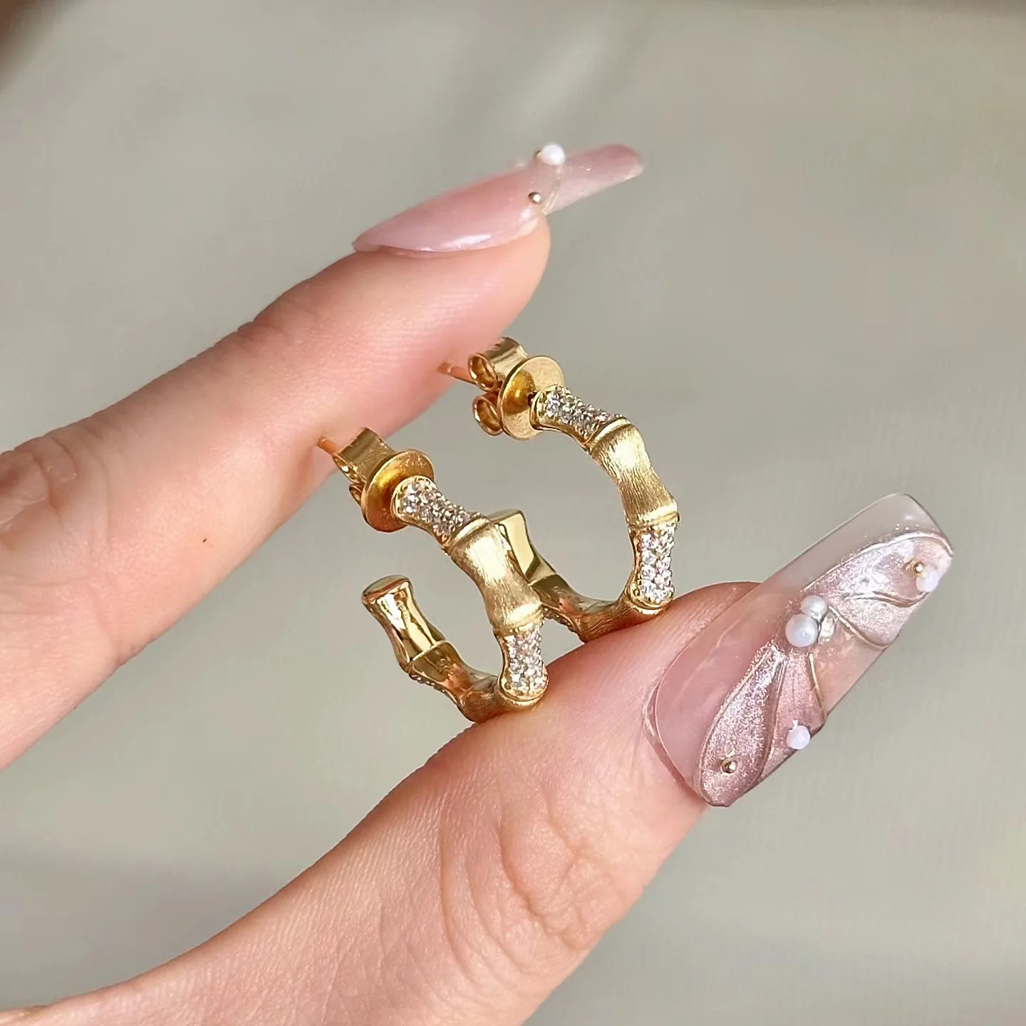 Комплект бижутерии из колье серёг и браслета