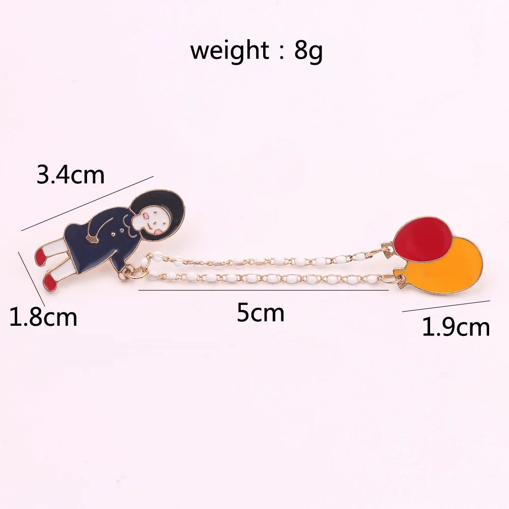 Симпатичная маленькая девочка прогулка собака скакалка набалдахивающая шары