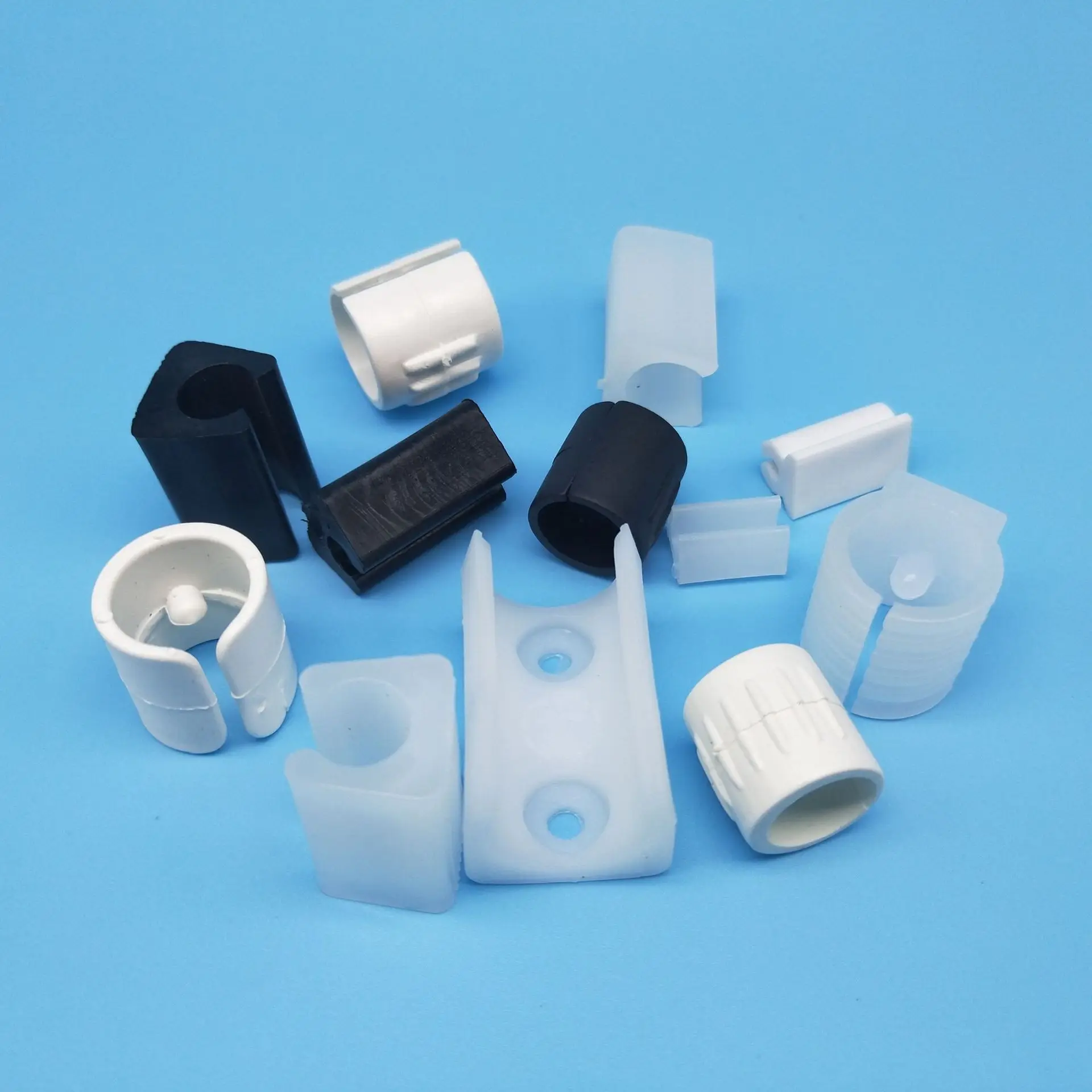 Черные/белые зажимы для ножек стула труб с U-образным наклоном спереди накладки