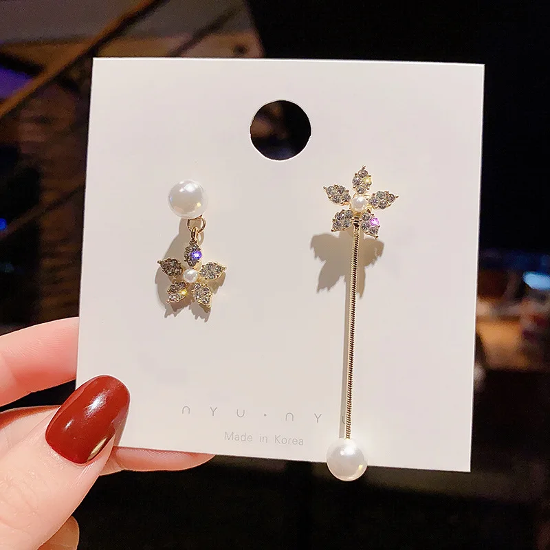 Ассиметричные серьги-гвоздики в виде цветка из серебра пробы |