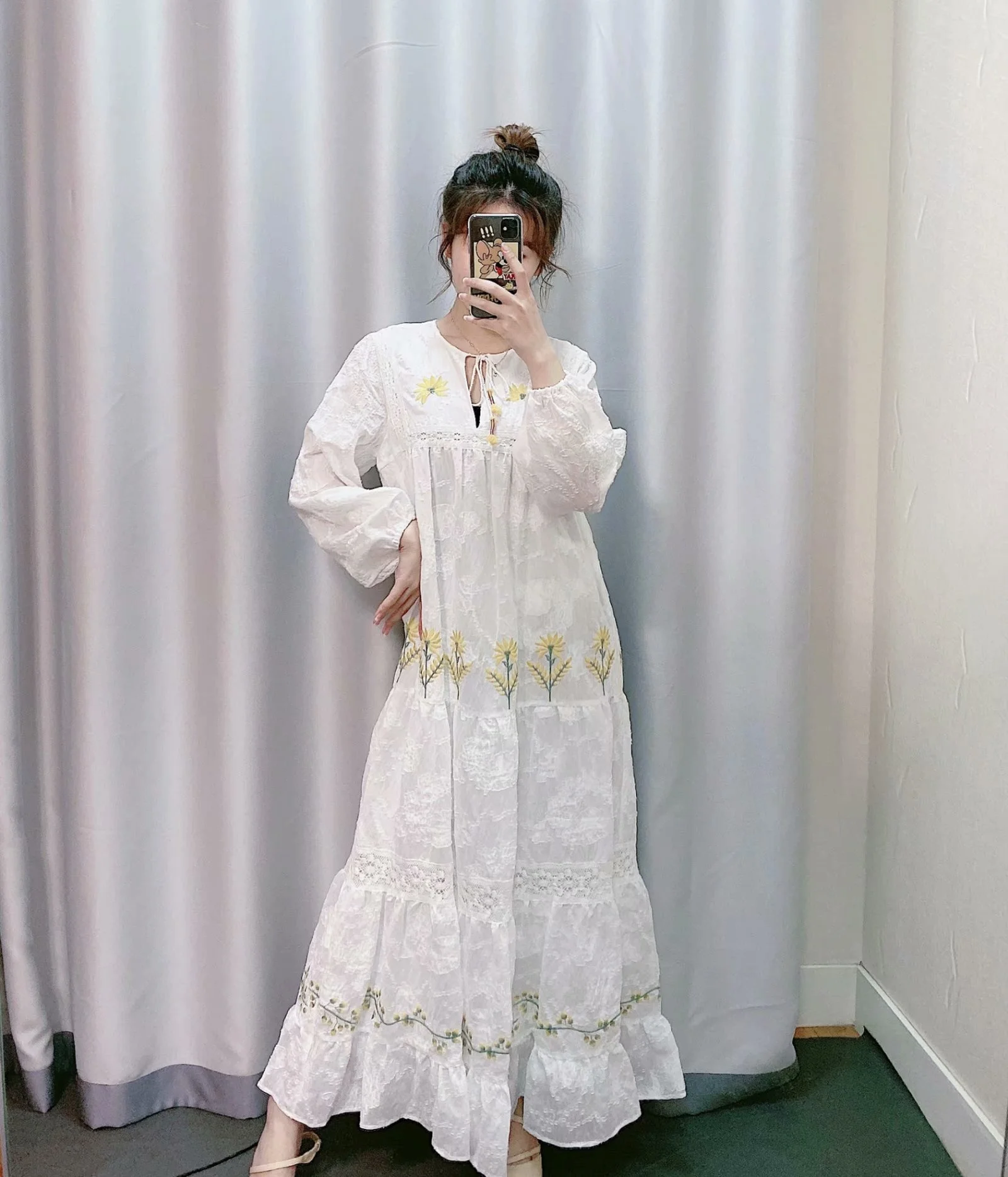 

2021 spring and summer new simple style small fresh Embroidery Flower round neck dress Mori female lace white dress