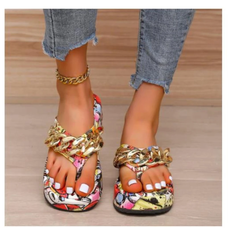 

Slippers Summer New Women's Platform Flip-flops Graffiti Metal Chain Decoration Wedge Slippers for Women Beach Shoes Plus Size