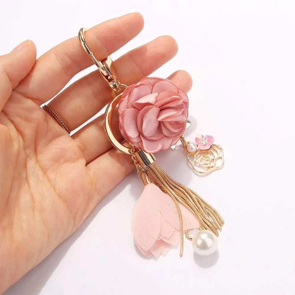 

Подарочный Брелок для ключей золотого цвета с кристаллами и розовыми цветами