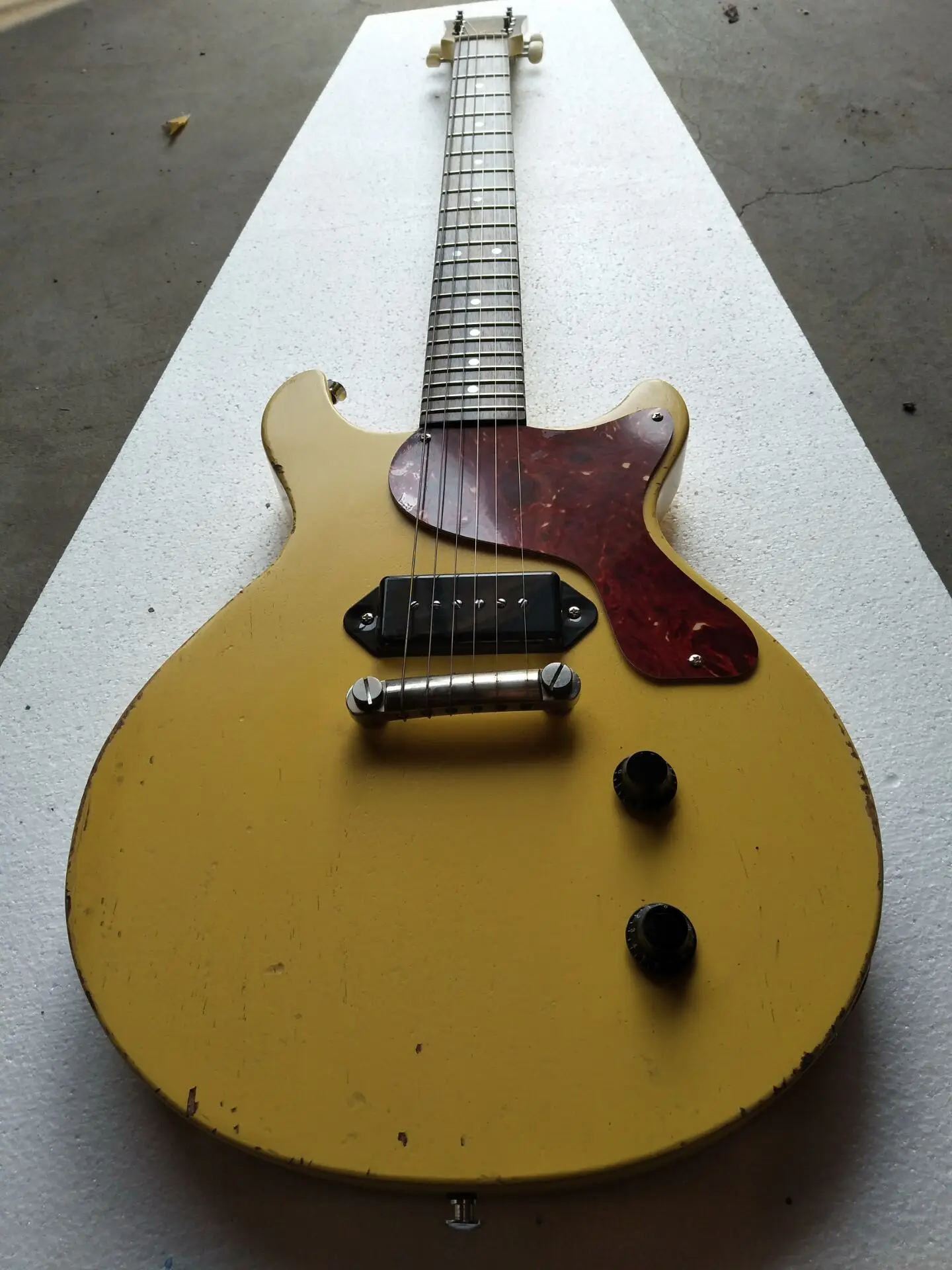 

1959 Junior DC TV Yellow Cream Relic Electric Guitar,Black P90 Dog Ear Singlecoil Pickup, Red Turtle Shell,Wrap Around Tailpiece