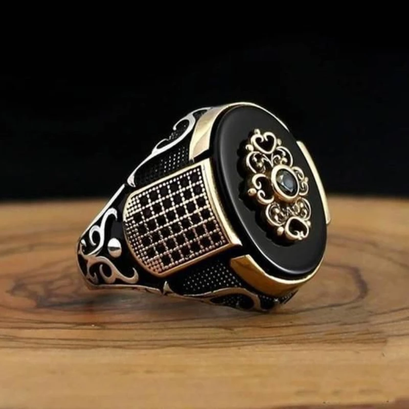

Hot selling new personalized retro men's black agate crown two tone ring in Europe and America