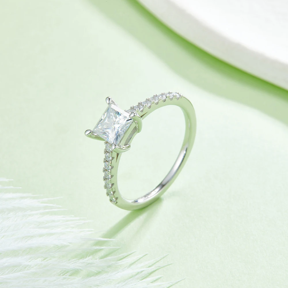 Кольцо женское из серебра 925 пробы с квадратным бриллиантом 1 карат