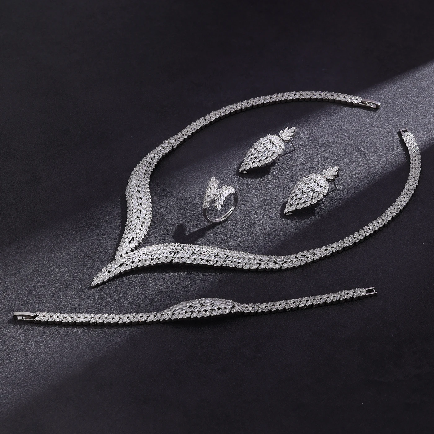 

2023 New 4-piece Set of Super Luxury Cubic Zirconia Wedding Party Apparel, Dubai, Nigeria Bridal Jewelry Set