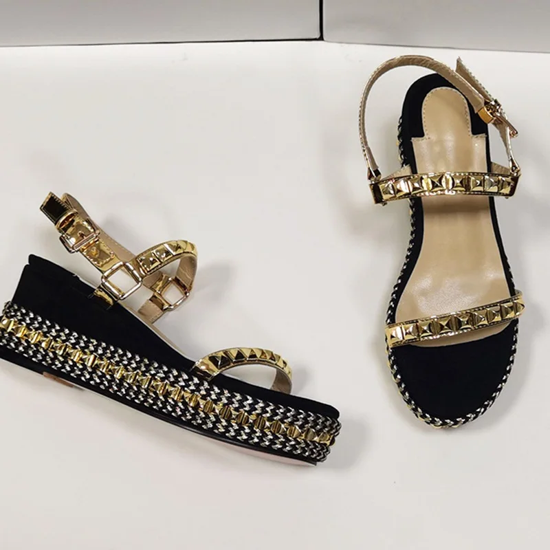 Недорогие женские туфли на танкетке с золотыми шипами высокой платформой