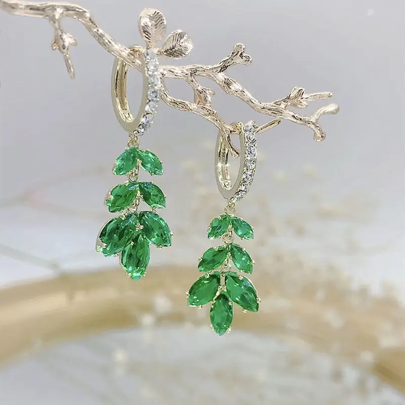 Женские серьги-гвоздики в виде листьев из циркония