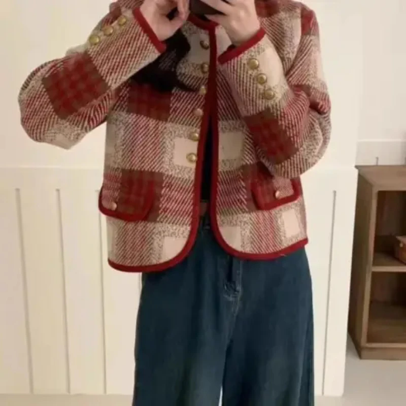 Брендовая женская одежда со скидкой. Отрежьте бирку. Снятие из шкафа. Внешняя