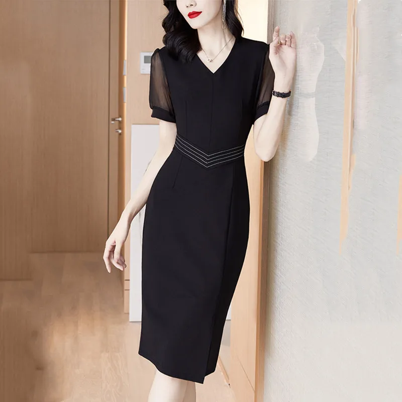 Женское платье с V-образным вырезом коротким рукавом и разрезом на подоле