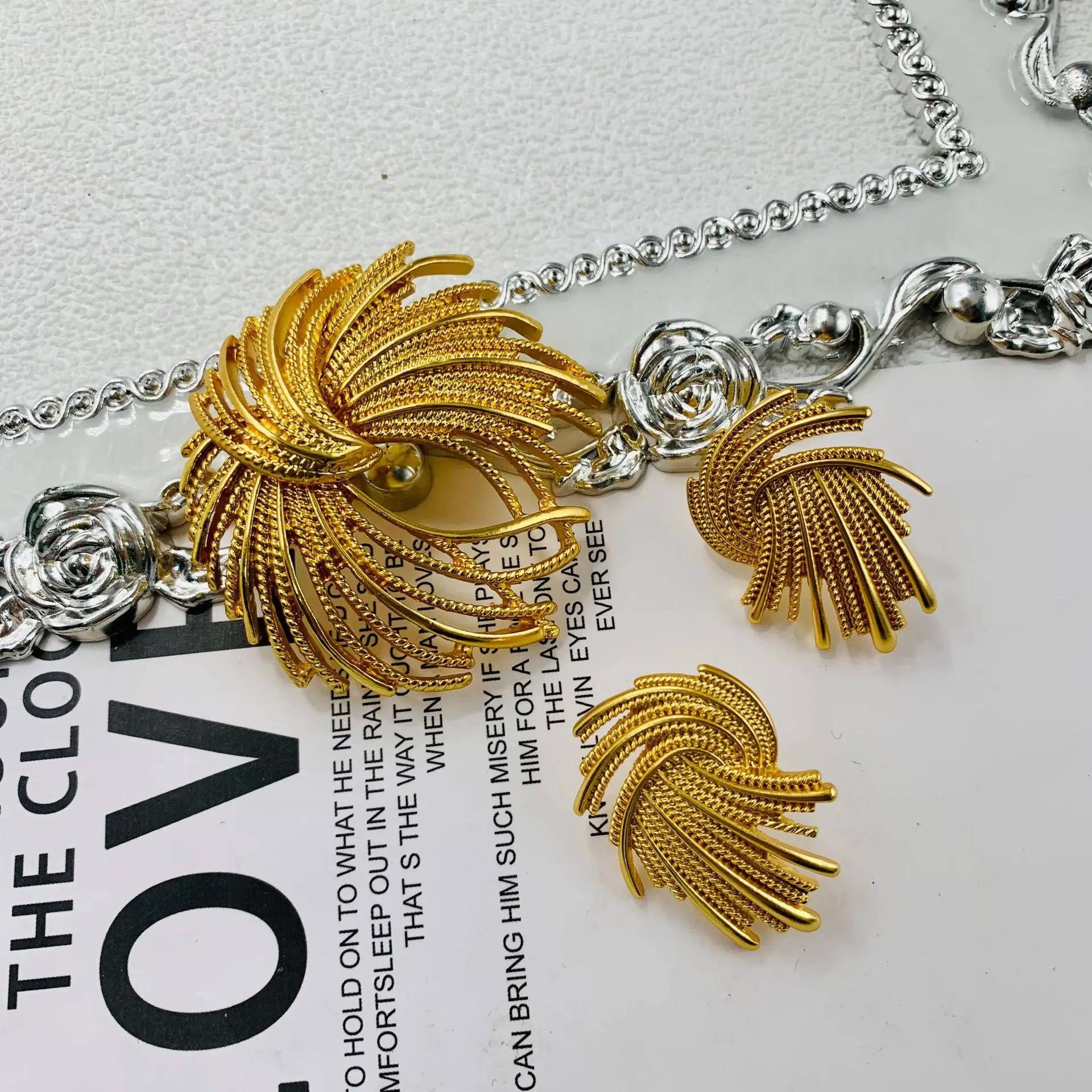 

Middle Vintage Western Fireworks brooch