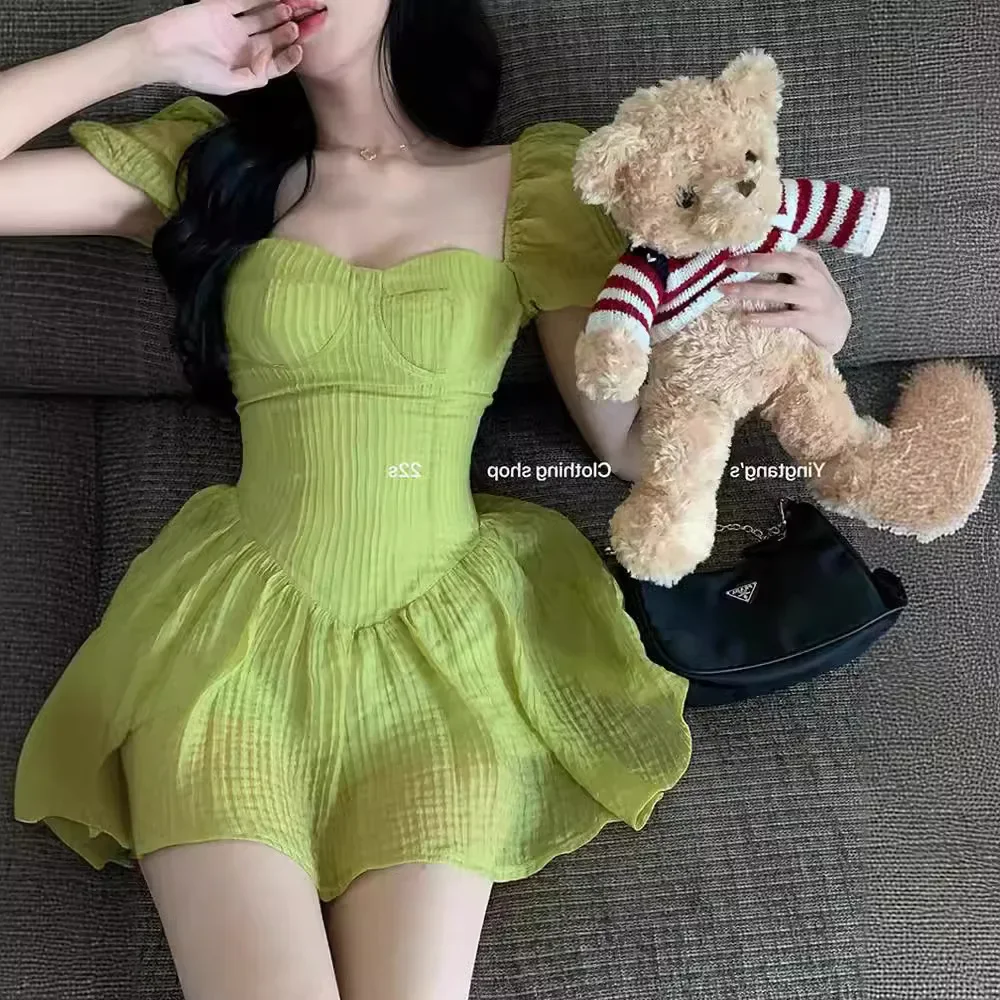 Винтажное зеленое платье во французском стиле с пышными рукавами и квадратным